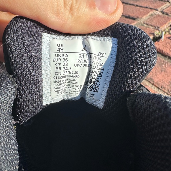 Black and gold jordans - Picture 6 of 6